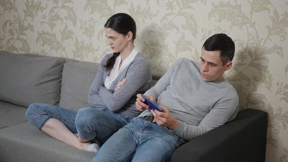 Man Plays Games on Smartphone and the Wife Is Dissatisfied alt
