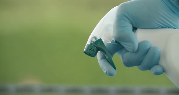 Disinfecting with Spray alt