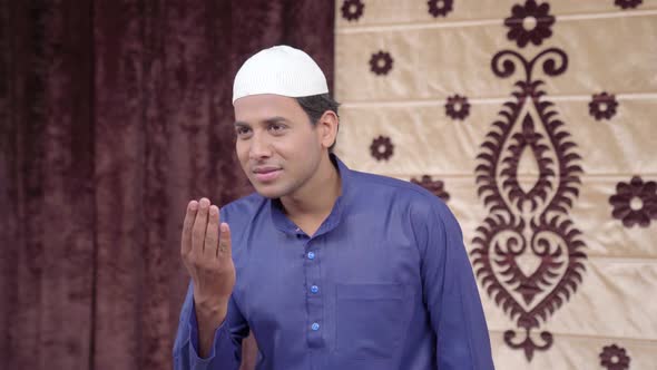 Muslim man doing Adaab alt