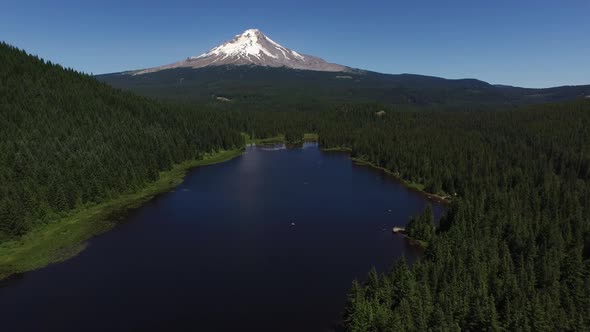 Aerial shot of Trillium Lake and Mt. Hood, Oregon alt
