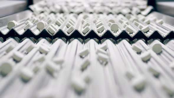 Conveyor Belt with Pills Moving in Rows alt