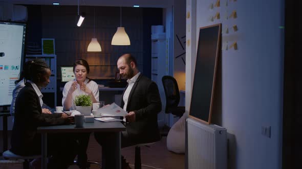 Businesswoman Leder Sitting at Conference Table Discussing with Business Teamwork alt