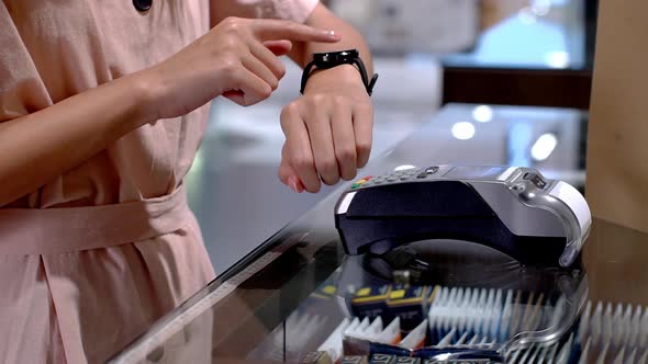 Young Asian Woman Using Smartwatch Payment 04 alt