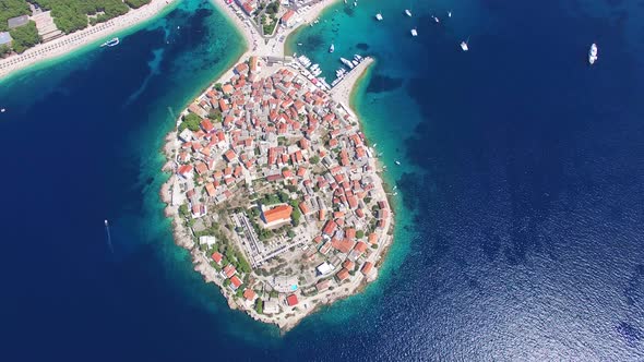 Flying above traditional dalmatian houses on Primosten peninsula, Croatia alt