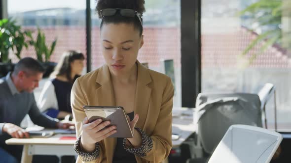 Young woman using tablet computer alt