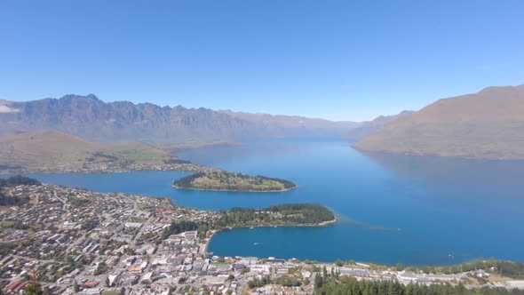 Wide panning shot of Queentstown and Lake Wakatipu with the mountains in the background, Queenstown, alt