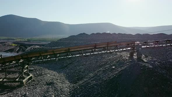 Conveyor belt is used for the washing of the golden ore at the open pit mine alt