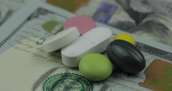Medical Pills and Tablets on Dollar Banknote. Pharmaceutical Business Concept alt
