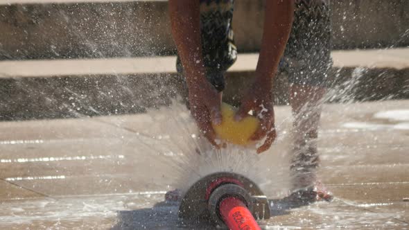 Hands washing a sponge alt