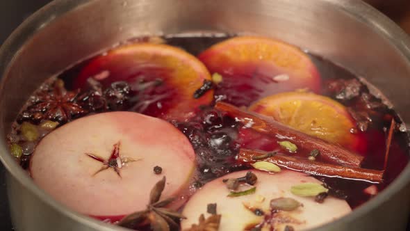 Cooking Mulled Wine Gluhwein Recipe alt