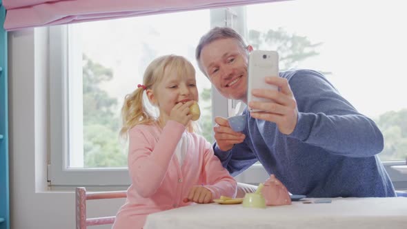Father and daughter taking selfie from mobile phone 4k alt