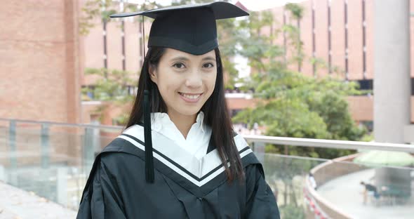 Woman get graduation alt