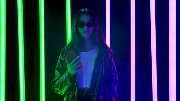 Portrait Pretty Young Beautiful Woman Stylish Sunglasses Is Dancing Enjoying Music From Smartphone alt