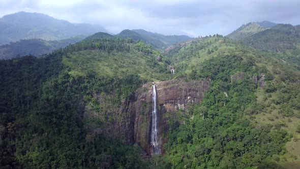 Diyaluma falls waterfall in  Sri Lanka. alt