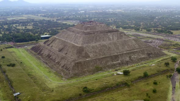 AERIAL: Teotihuacan, Mexico, Pyramids (Flying Around) alt