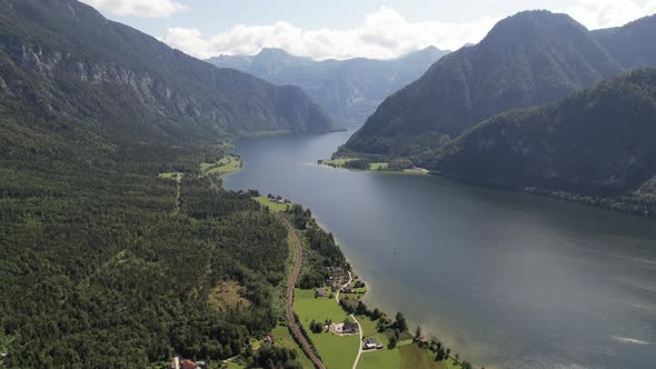 Aerial view Hallstätter See and big mountains Alps, Hallstatt, Austria alt