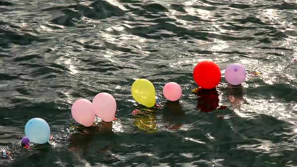 Ballons on the Sea alt