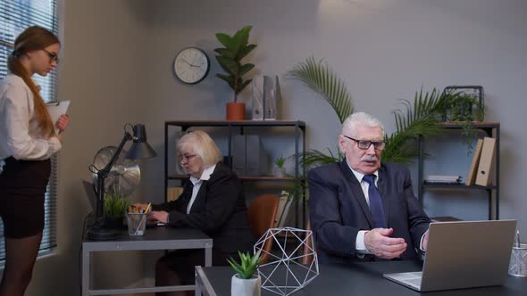 Senior Old Business Man Shout with Aggressive Emotion After Unsuccessful Online Deal with Client alt