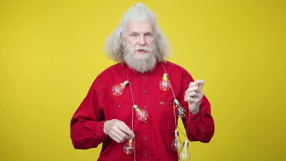 Middle Shot of Confident Handsome Senior Caucasian Man Turning on Garland and Showing I Got an Idea alt