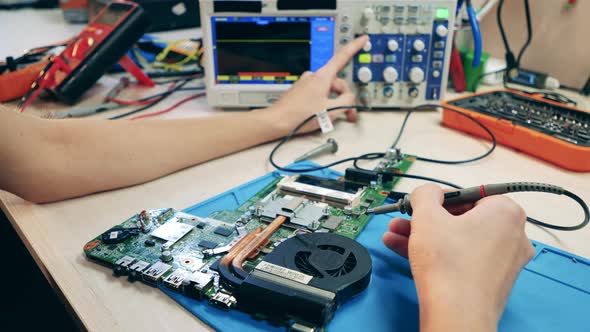 Specialist is Measuring Voltage in a Circuit alt