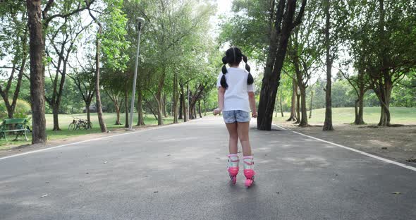 Little girl playing roller blade alt