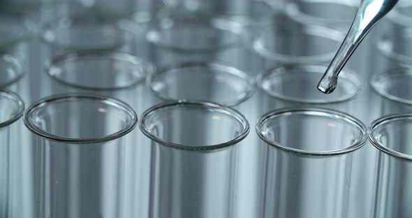 Pipetting Liquid alt