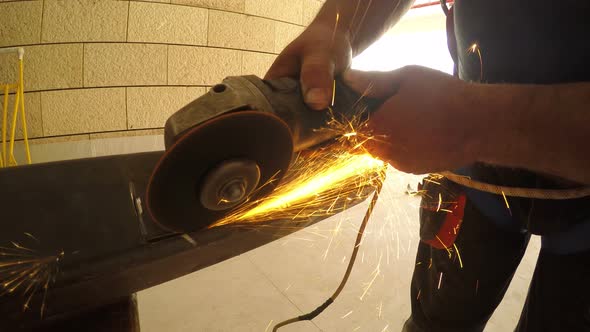 Worker Welding Metal alt
