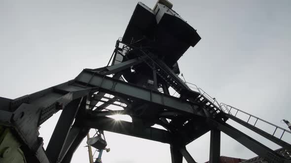Turning Giant Rail Crane