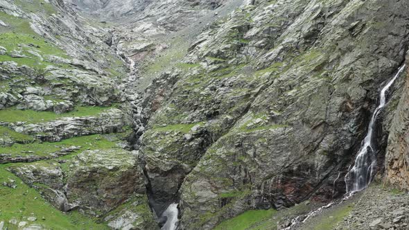 Midagrabindon Waterfalls in Caucasus Mountains alt