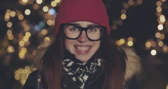 Portrait of Attractive Smiling Caucasian Ethnicity Young Woman in Urban Environment alt