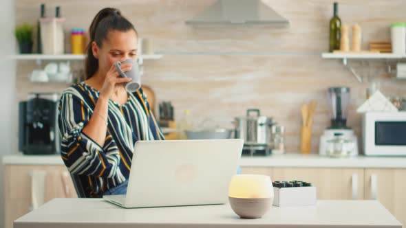 Working with Essential Oils Diffuser alt