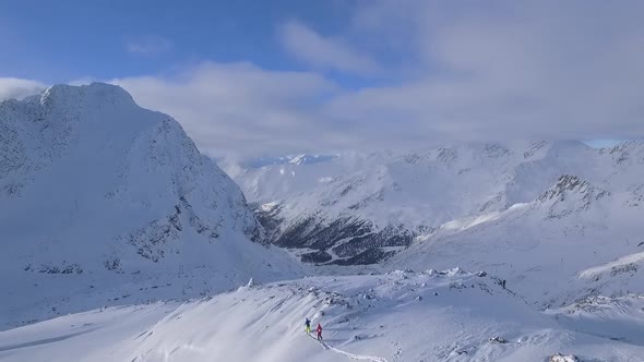 Two people ski touring in the mountains of South Tyrol alt