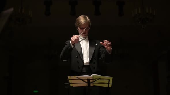 end to the part of the orchestra musicians. Beautiful gesture of the conductor alt