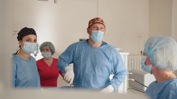 Team Surgeon at Work in Operating Room alt