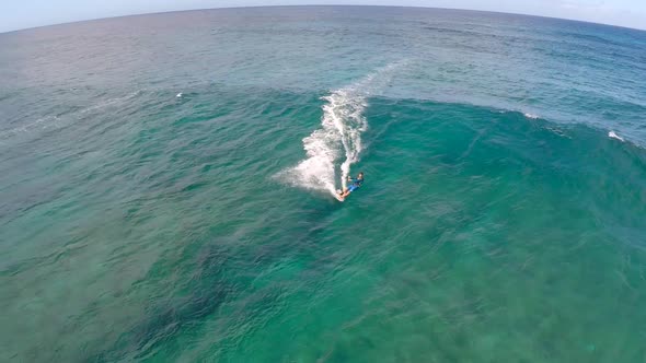 Aerial view of a man kitesurfing in Hawaii. alt