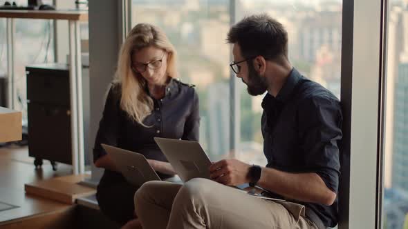 Project Staff On Corporate Teambuilding. Collaboration Partners Develop Application Platform. alt