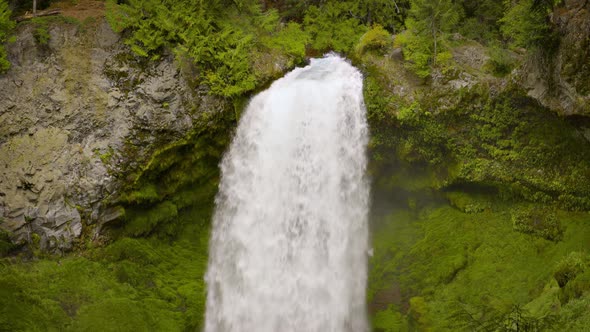Beautiful Sahalie Falls In Oregon alt