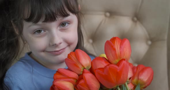 Toothless child. alt