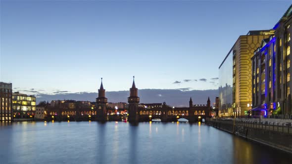 Day to Night Time Lapse of Oberbaum Bridge with Spree River, Berlin, Germany alt