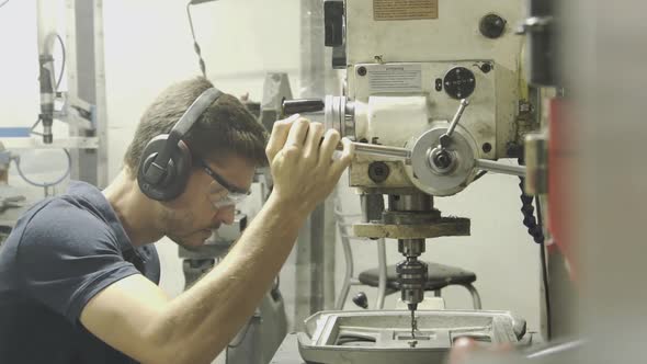 Machinist working in factory, portrait alt