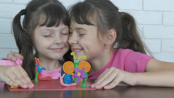 Child make modeling toy. alt