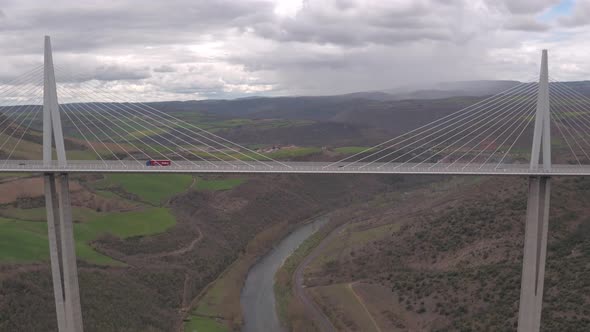 Aerial view of the Millau Viaduct over the Tarn alt