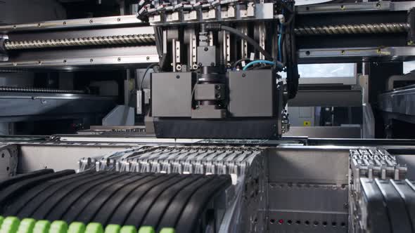 SMT machine places resistors, capacitors, transistors on circuit boards at high speed alt