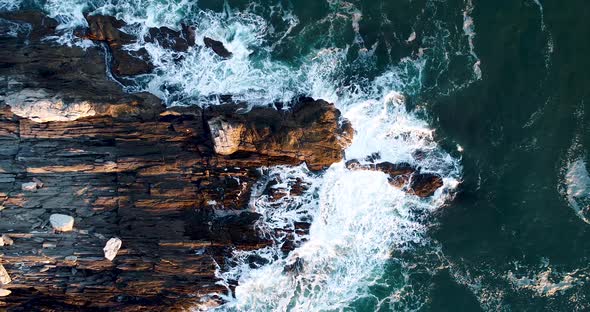 Video clip of waves crashing to the bed rock alt