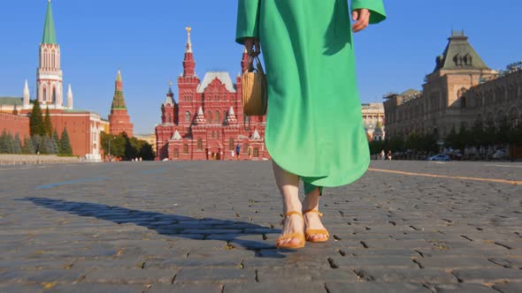 Girl in a green dress on Red Square, slow motion alt