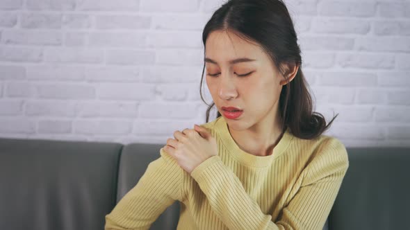 Woman Suffering From Shoulder Pain alt