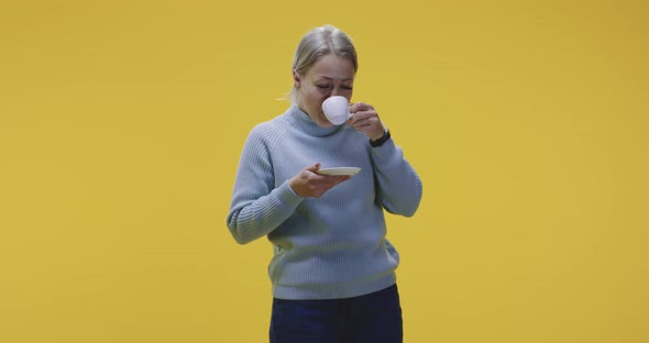Young Woman Drinking Coffee alt