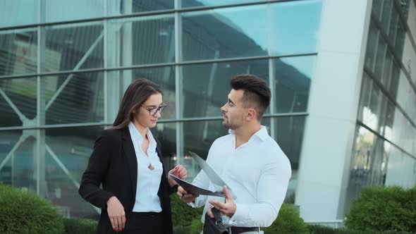 Young Business People On The Street. Discussing Business Agreement. alt