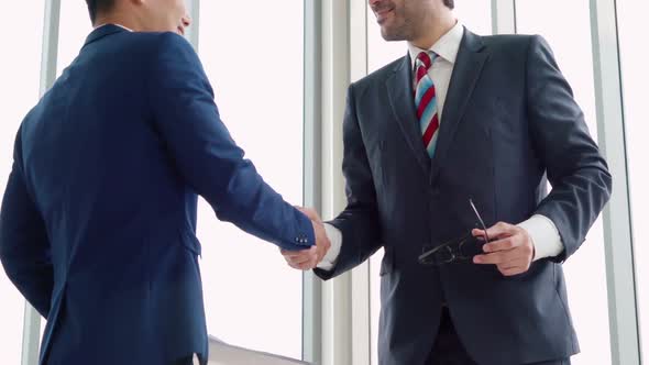 Business People Handshake with Friend at Office alt