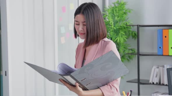 Young Asian business  woman  in office face portrait smile happy. alt